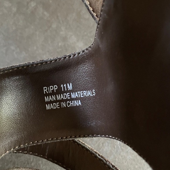 Dollhouse Womens Brown Faux
Leather Block Heels
NWOT - Picture 8 of 8